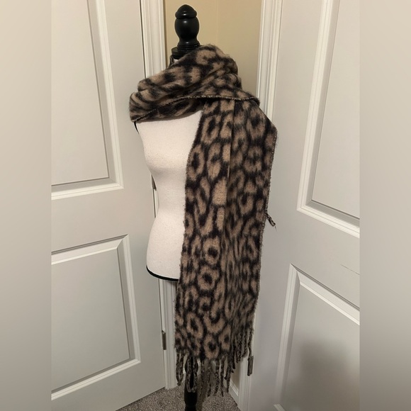 H&M Black and Tan Animal Print Fringe blanket scarf/ Shawl - Picture 2 of 3